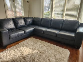 Sleek Modern Black Leather Sectional – L-Shaped & Excellent ConditionSleek Modern Black Leather Sect