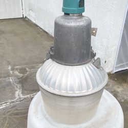 Dusk Til Dawn Area Light W/ Bulb (pick Up Only)