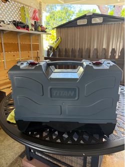 Handheld paint sprayer