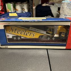 Pittsburgh Steelers NIB Oversize 1:64 Ertl Transporter Disease Emil Truck