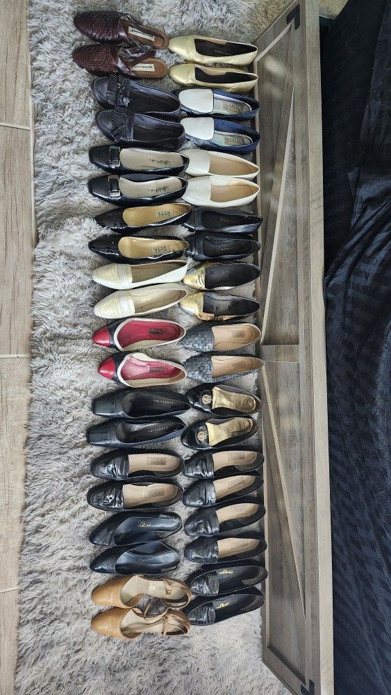 18 Pairs Of Vtg Flat Shoes