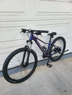 New trek mountain bike size adult small Wheels 27.5 Multiple Speeds Hydraulic Disc brakes riden one time