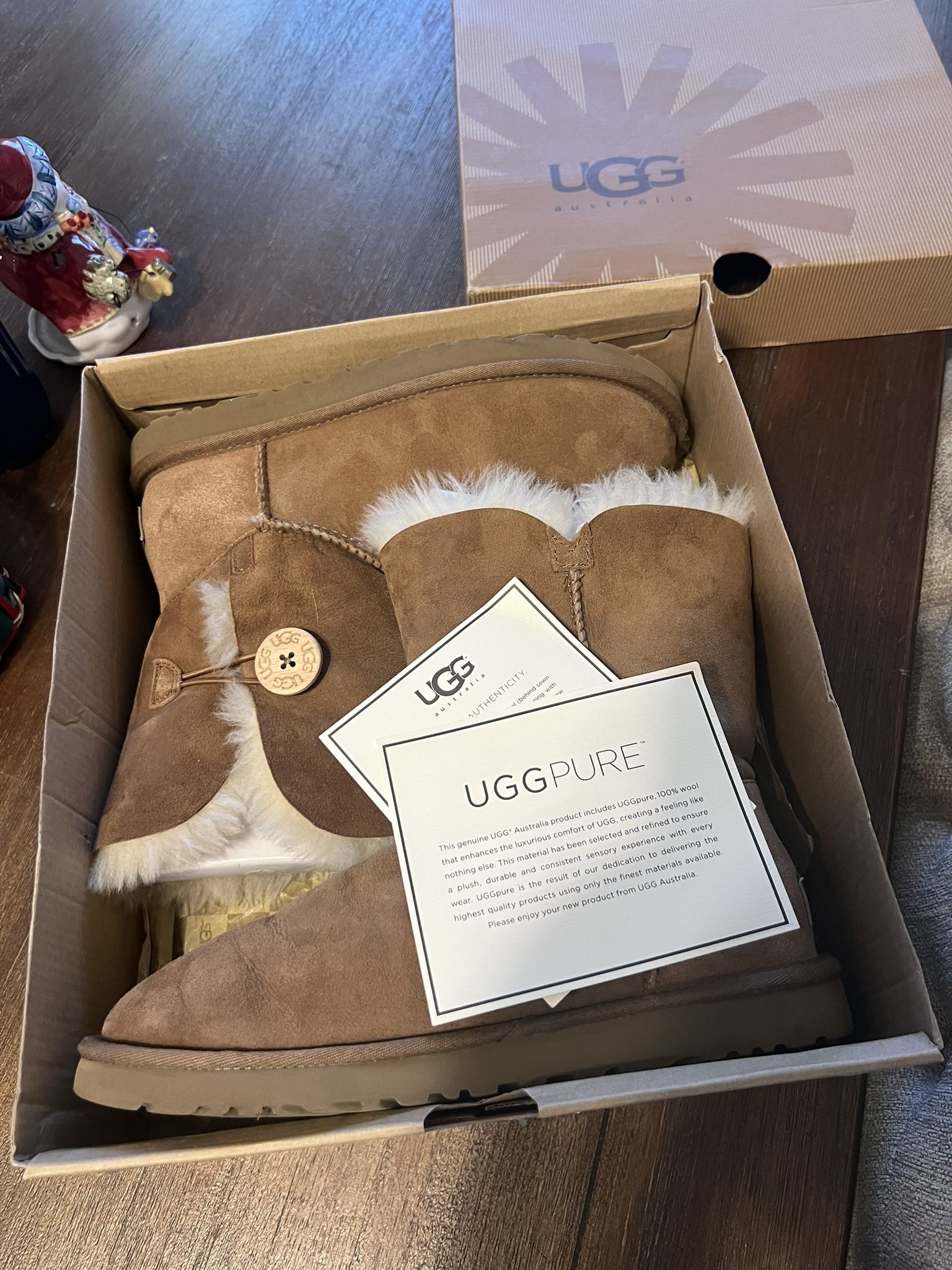 UGG Women's Bailey Button boots, Size 8