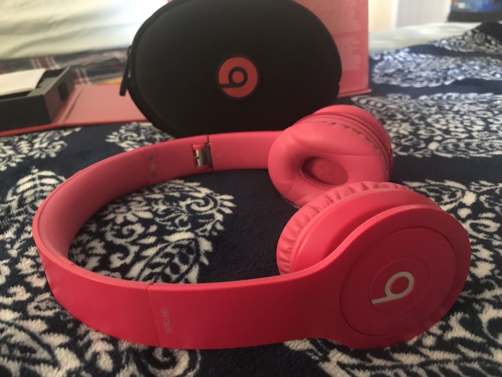 Beats by Dre (hot pink) solo