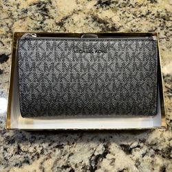Michael Kors women’s wristlet