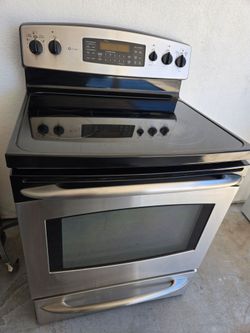 G.E. Electric stove stainless steel and black(Works good)