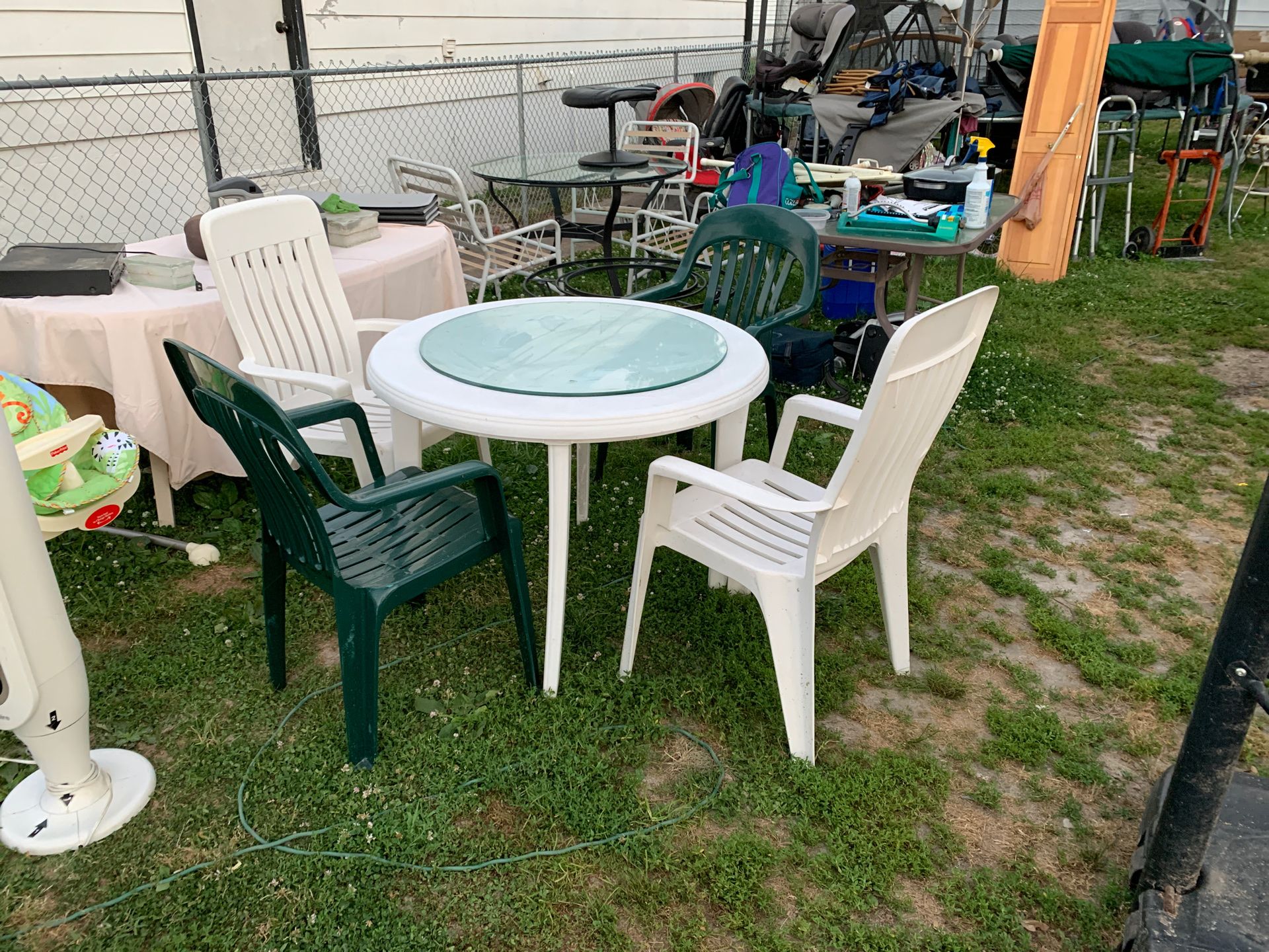 Patio or garden teybol with 4 chear and glas ower teybol almost brend new teybol and chear havy duty plastic 100$