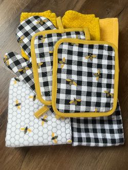 Kitchen towels (8), pot holders (3).