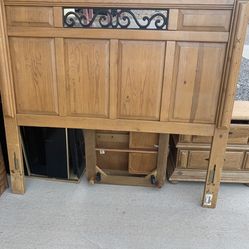 🎁🥰BEAUTIFUL QUEEN SIZE BED FRAME 🎁🥰