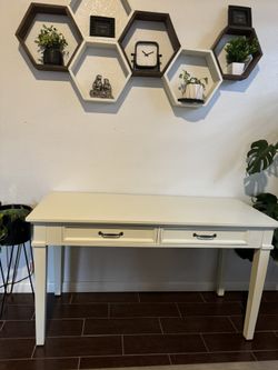 Bonito mueble Con Dos Cajones 54”
