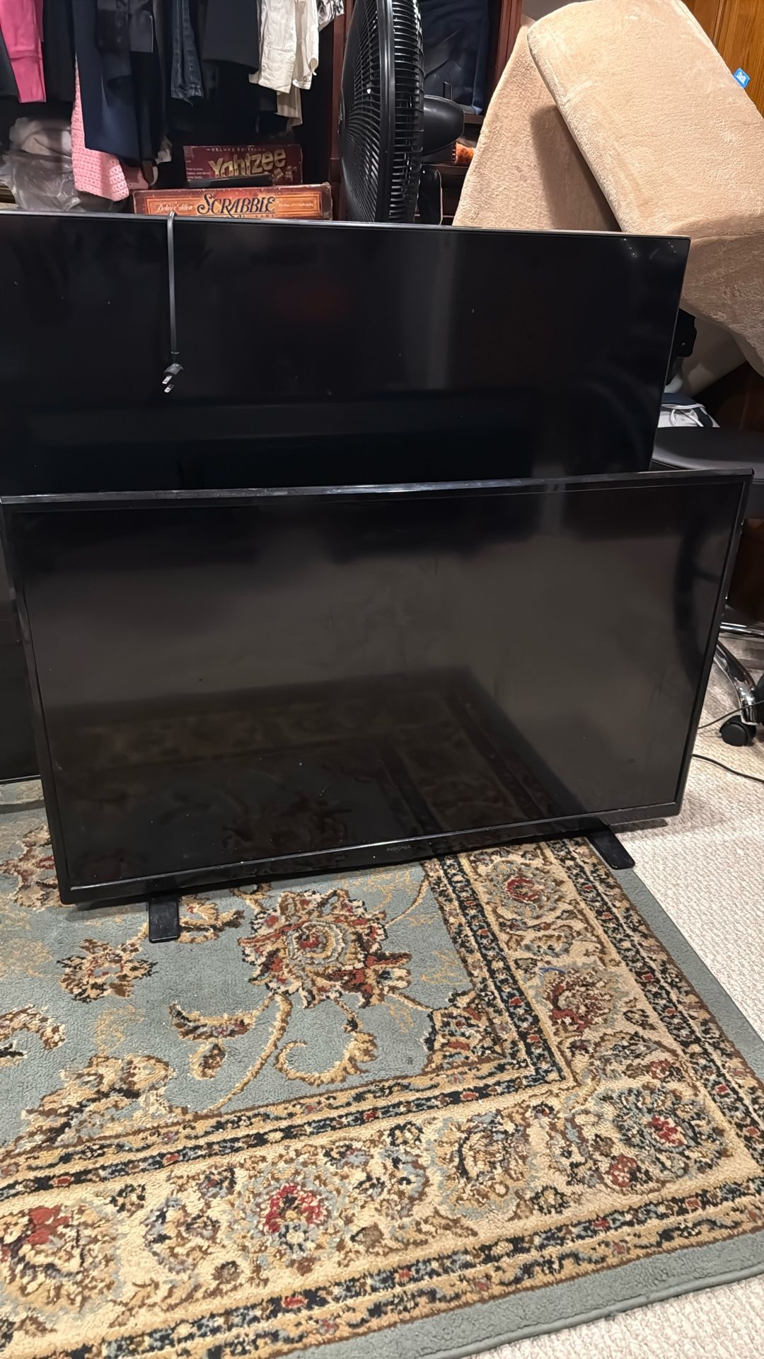 Tv Works Great Condition I Think It’s 40” Or Close