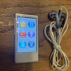 Apple iPod Nano Touch Screen A1446 In Excellent Condition & Has Headphones 