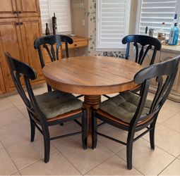 Vintage Round Oak Table & 6 Chairs