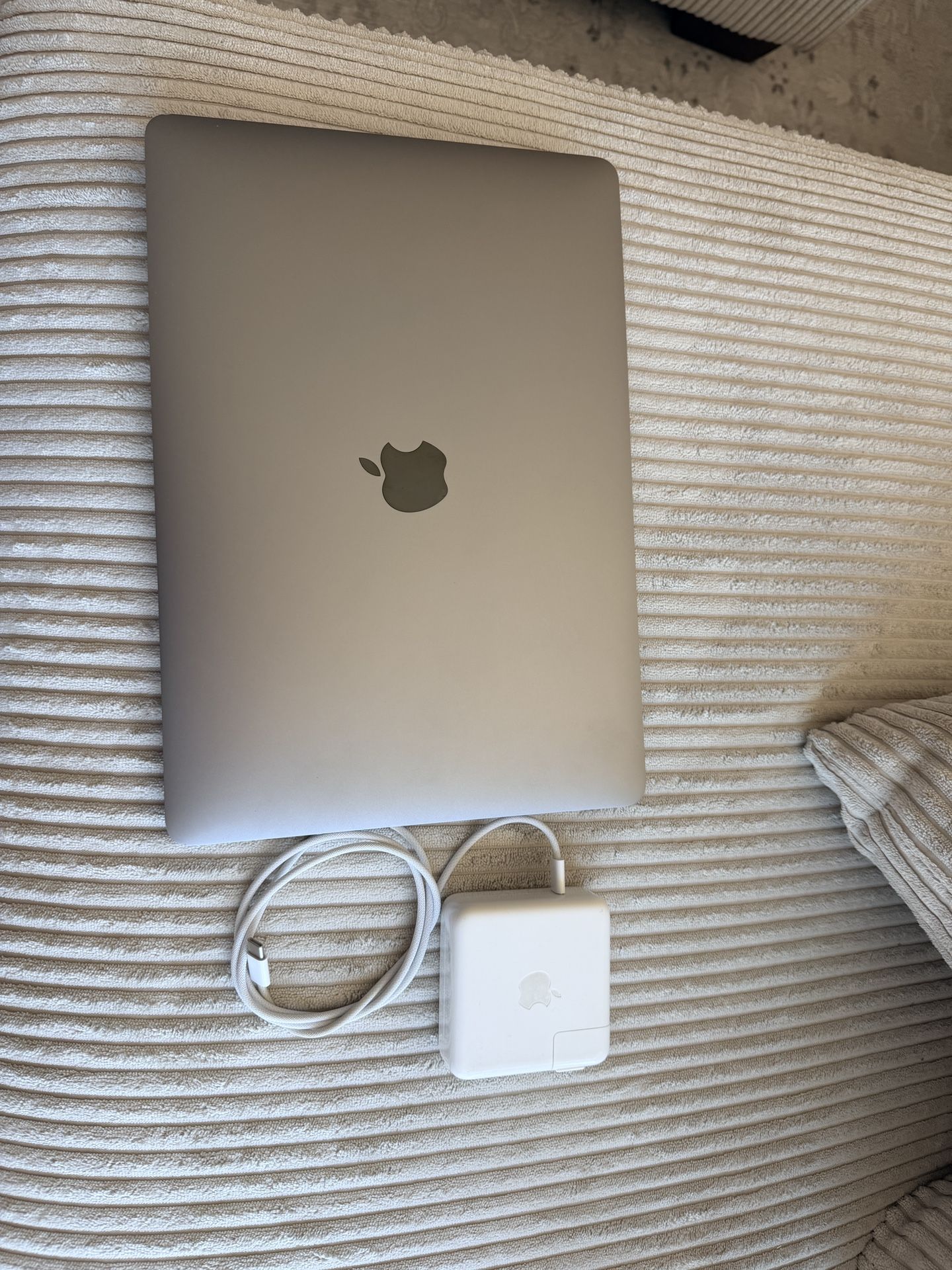 2020 MacBook Pro 13” (i5, 16GB RAM, 512GB) – Excellent Condition