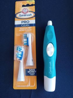 BATTERY POWERED SPINBRUSH WITH 2 NEW TOOTHBRUSH ATTACHMENTS 