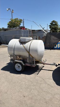 Water tank and trailer