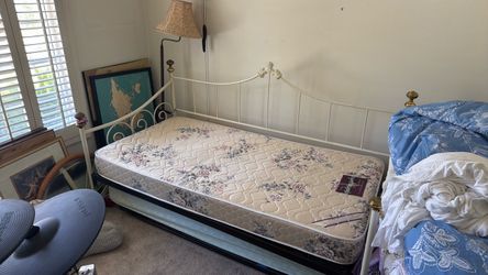 Free Twin Mattress (MATTRESS ONLY)