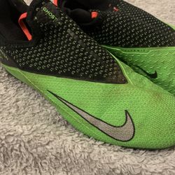 Nike Phantonsn Soccer Cleats