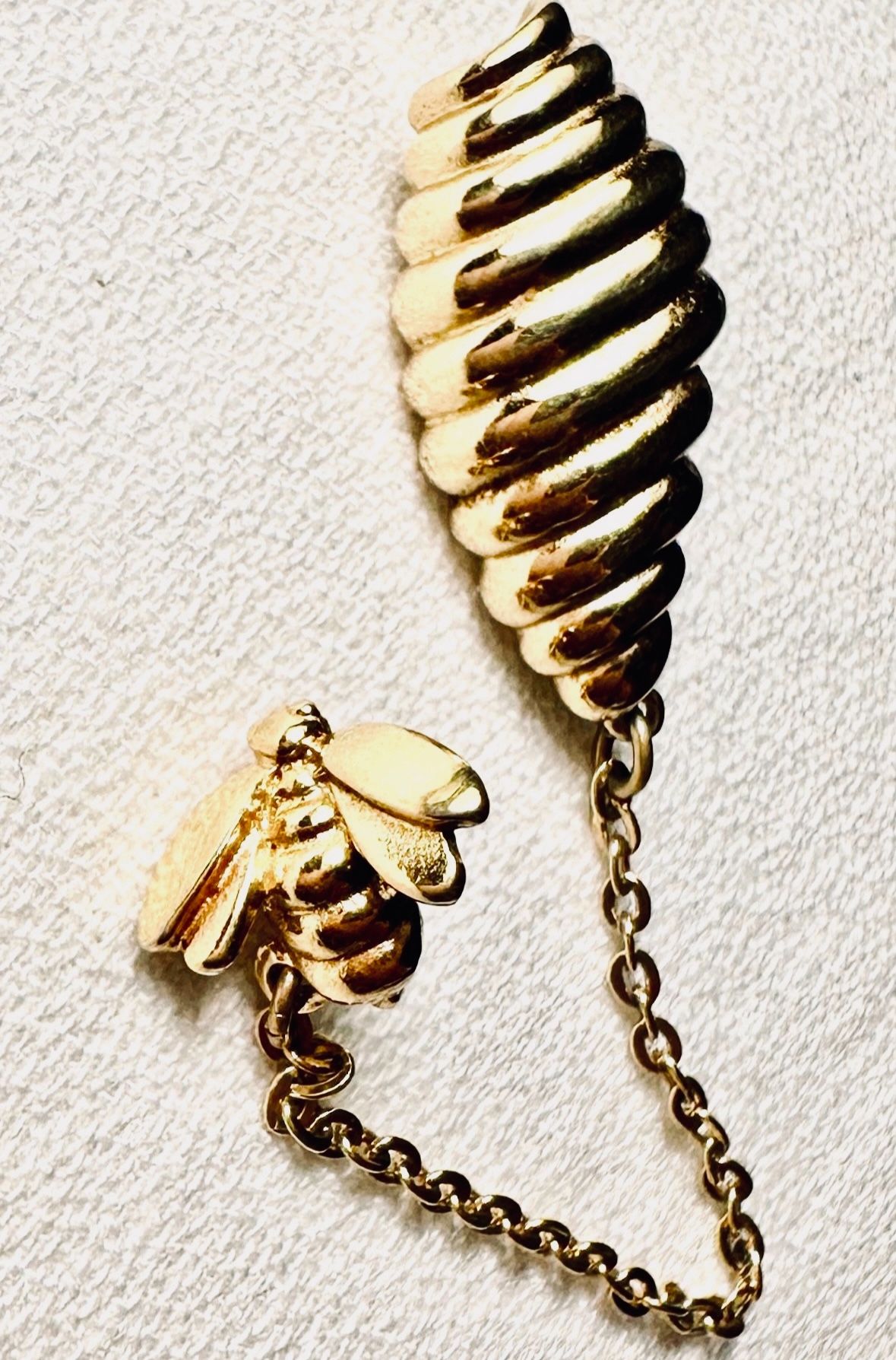 MONET BEE AND BEE HIVE WITH CHAIN /BROOCH - EXCELLENT CONDITION 