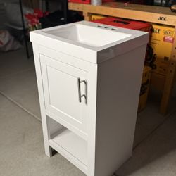 Withe   vanity combo/ BRAND NEW  18.5 IN W x 16.2 IN D x 33.8 IN H
