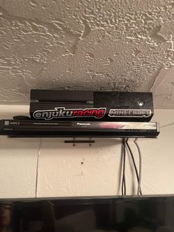 Xbox one (come with 2 controllers)