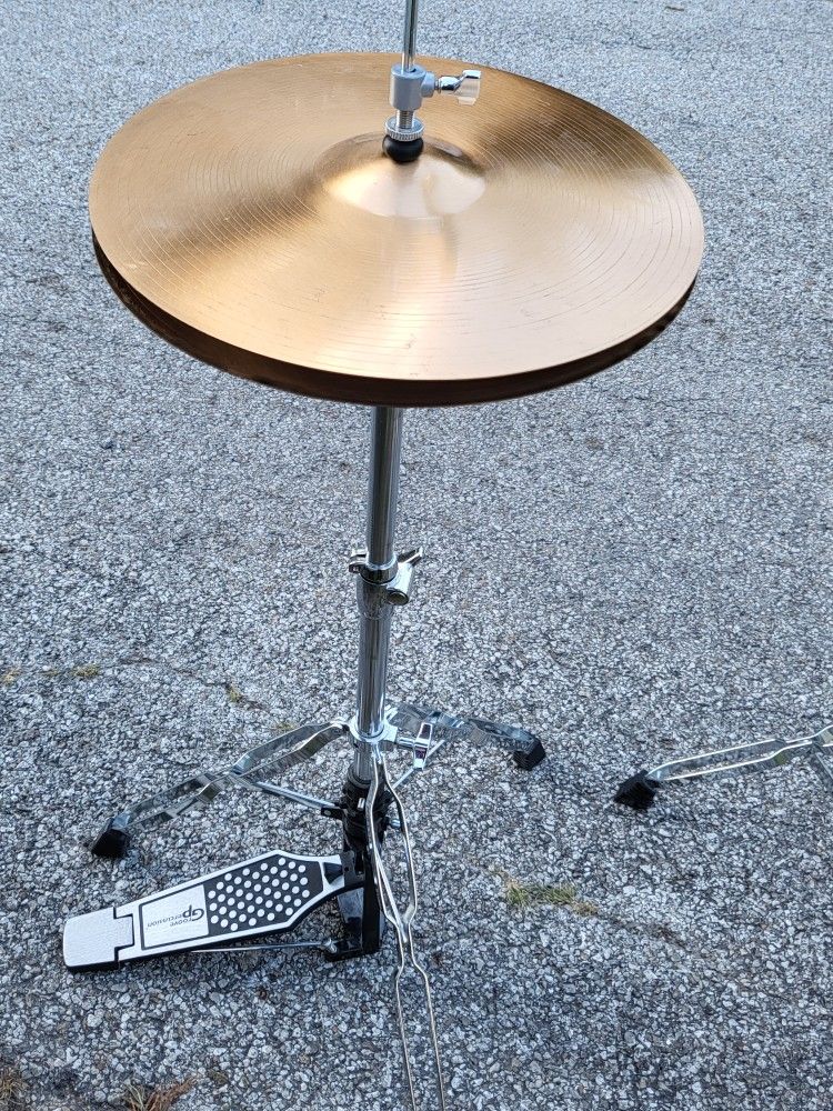 Hi Hat cymbalswith Clutch and stand
Groove percussion these are nice and thick Mint condition. 