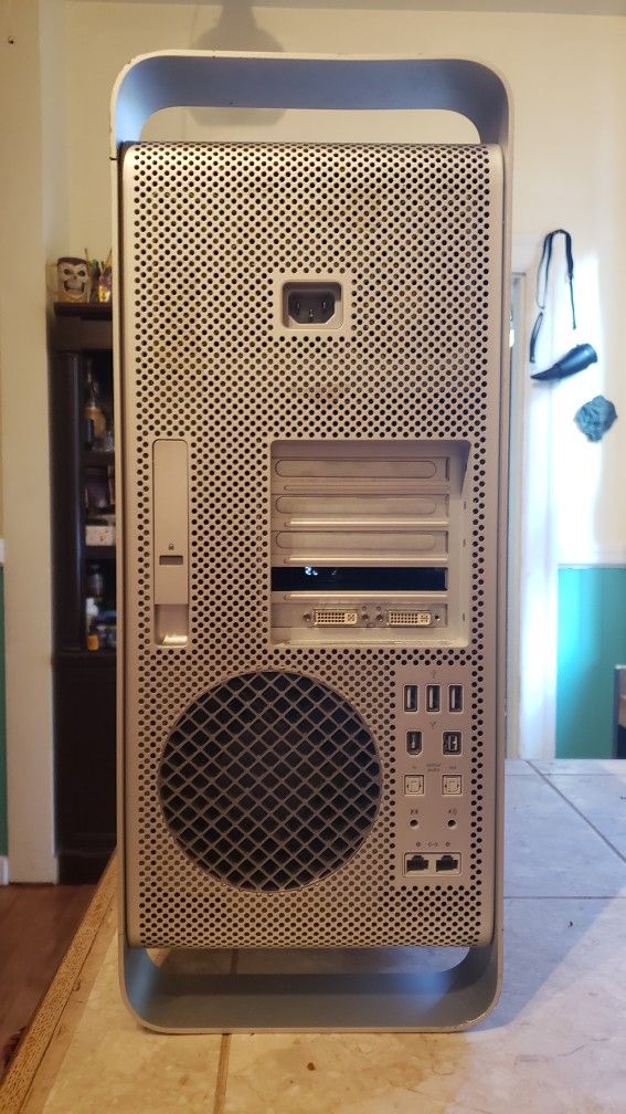 2008 Mac G5 Tower w/ 24in LG LED Monitor Eith VEGA Mounting Piece and Dual Arm Monitor Stand