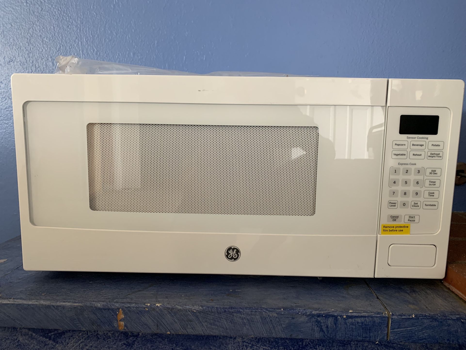 GE Profile 1.1 cu 800W Sensor Cooking Controls Countertop Microwave PEM31DFWW