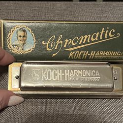 Chromatic Koch Harmonica made in Germany 1930's * vintage, pre-owned item * good condition, in order box. Made with chrome and wood