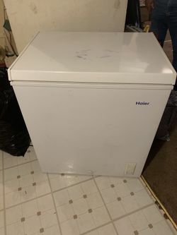 Chest freezer (5.0 cubit ft)