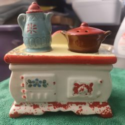 VINTAGE ENESCO STOVE INSTANT COFFEE HOLDER WITH SALT & PEPPER "PANS"