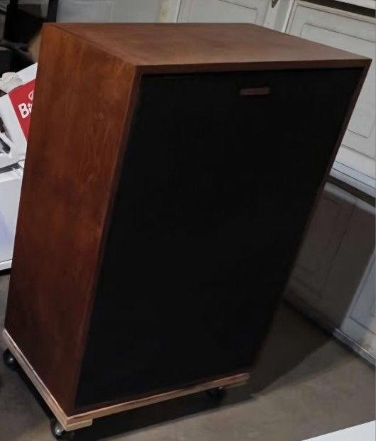Klipsch cornwall in beautiful walnut consecutive serial numbers demo ready. 2000