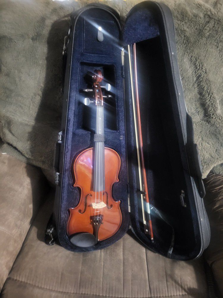 PALATINO VN 450 1/2 VIOLIN WITH CASE AND BOW