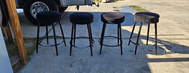 4 black stools