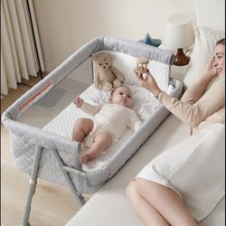 Bassinet bedside Baby Crib - like New 