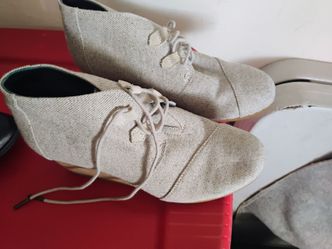 Woman's fashion shoes Toms brand size 9.5
