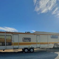 Alfa Gold 1983 38” Fifth wheel Trailer