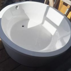 Signature 59 inch Round Soaking Bathtub - New Open Box Bathtub Tub