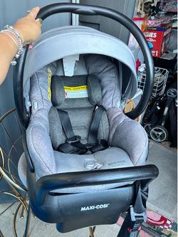Maxi Cosi car seat w/ extra base $30
