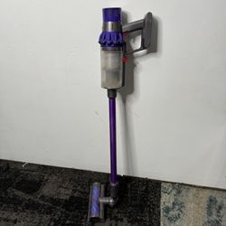 Dyson Vacuum V10 Animal with Charger