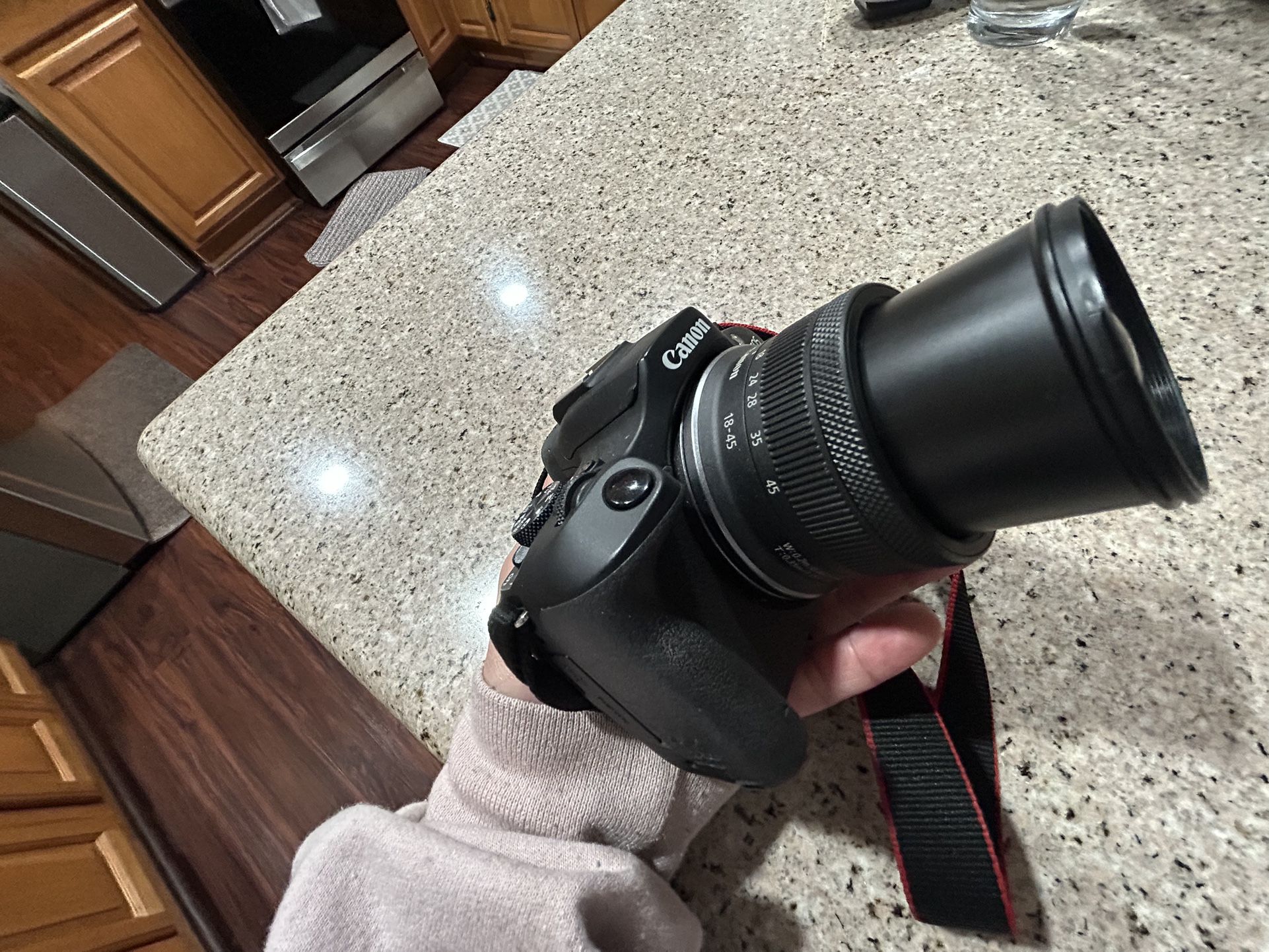 Canon EOS R100