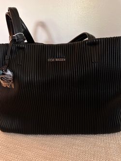 Black handbag. Cartera o bolso color negro.