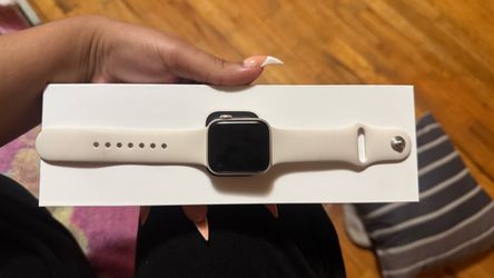 Restored Apple Watch SE (2nd Gen) [GPS 40mm] Smartwatch with Starlight Aluminum Case with Starlight Sport Band - S/M