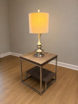 Mesa de noche con lámpara
