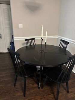 Round table & chairs