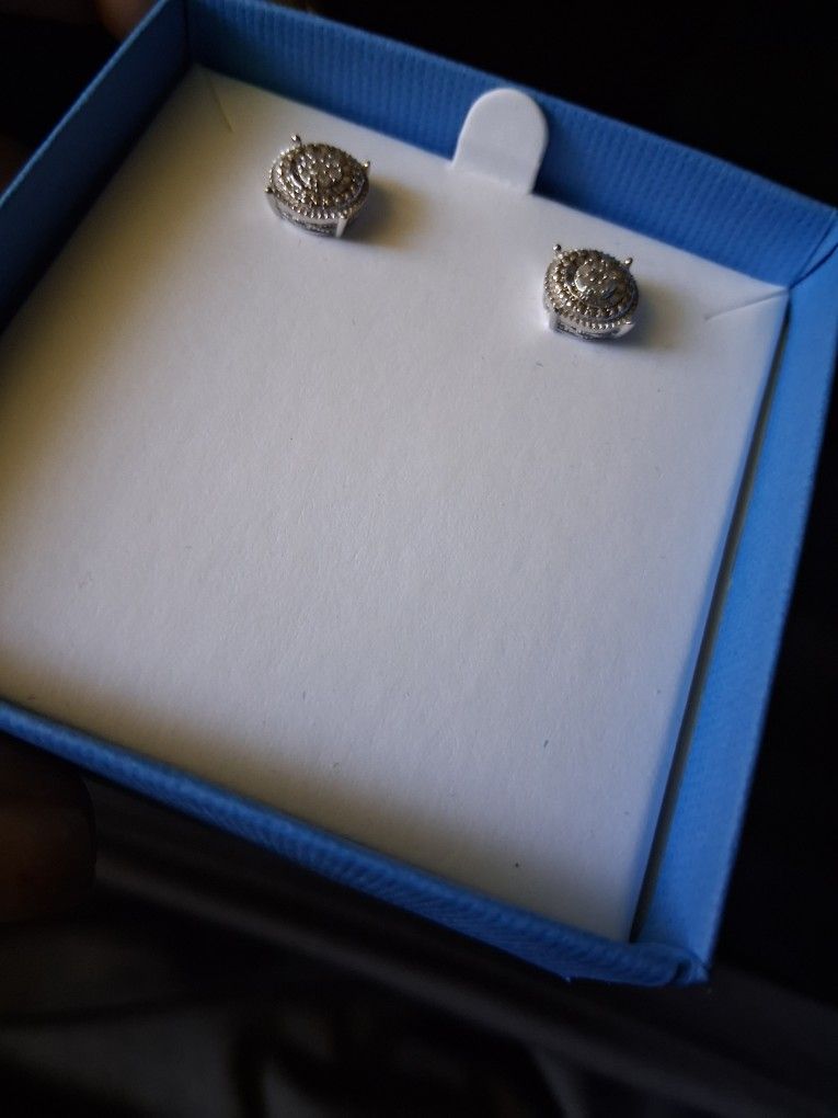 1/10 CTW Round Natural Diamond Earrings