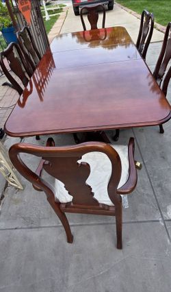 Stunning luxury Thomasville 7 piece mahogany wood    dining table.