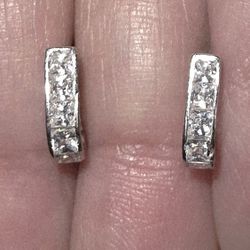 💛18k White Gold Cubic Zirconia Huggies