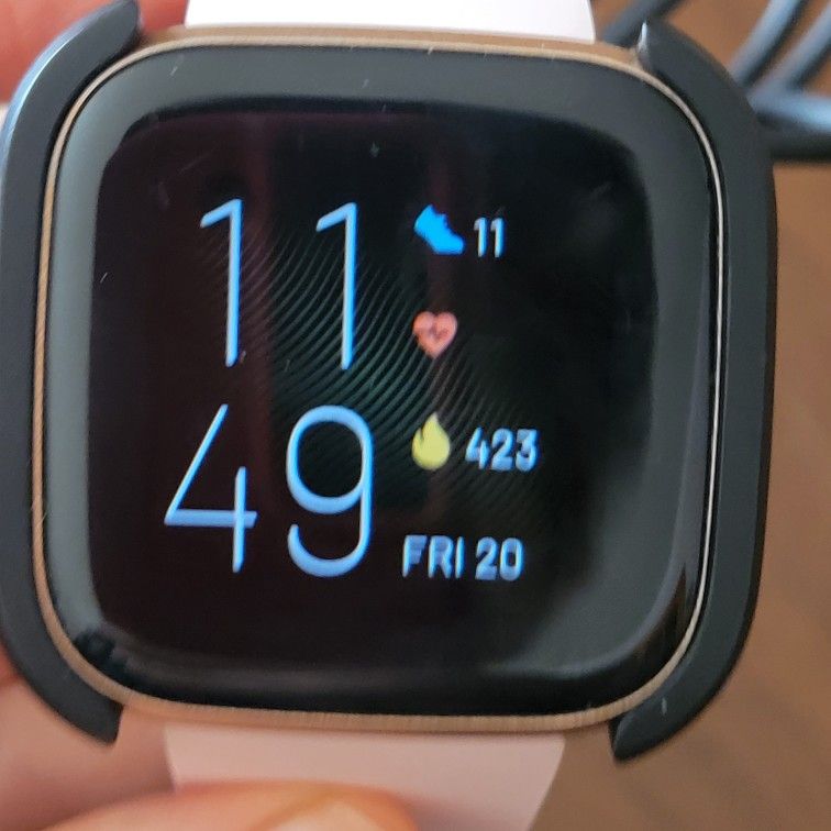 Fitbit Versa 2 smart Watch Cooper Rose Pre-owned, in good working and
cosmetic shape. Comes with charging cable. You can use any generic charger.
Fun