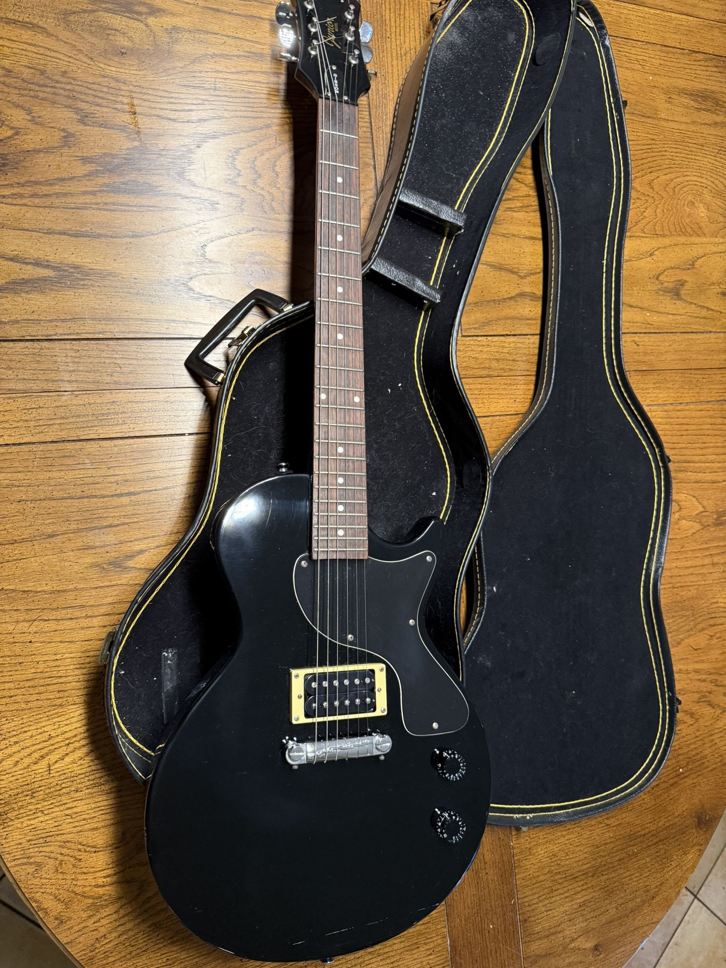 Epiphone Les Paul Junior (Gibson Licensed) + Hard Case – $140